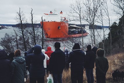 Many people want to see the new bridge approaching Stockholm.