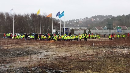 500 six-year-olds turned the first sod on the sand.