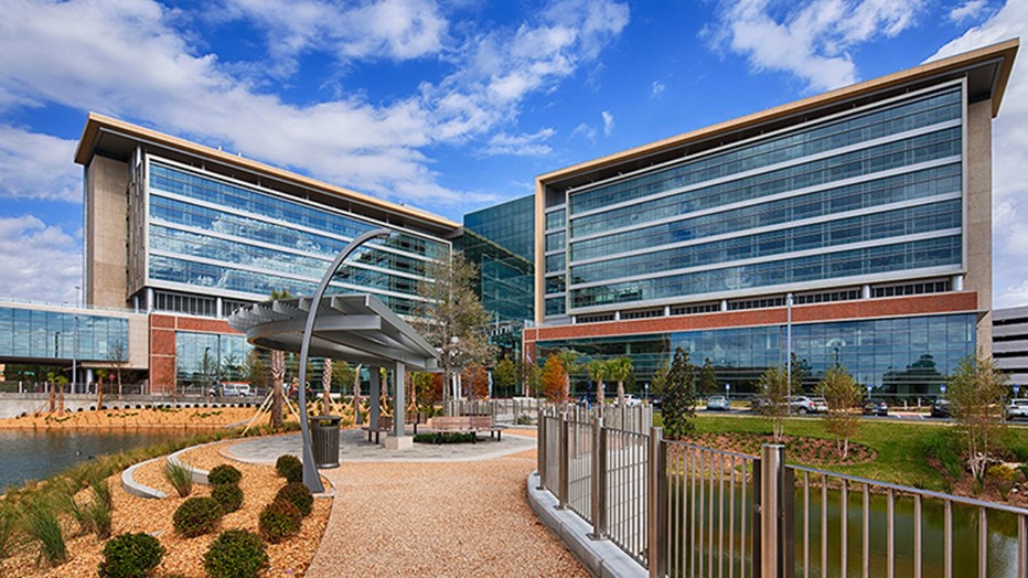 Following through with the goals of their strategic plan to offer patients a continuum of compassionate care to address cardiovascular and neurological needs, UF Health constructed a new cardiovascular and neuroscience hospital tower. Skanska built the expansion in a very collaborative process with the design team and trade partners and minimized disruption to adjacent hospital operations. (Photo Credit: Chad Baumer Photography) Following through with the goals of their strategic plan to offer patients a continuum of compassionate care to address cardiovascular and neurological needs, UF Health constructed a new cardiovascular and neuroscience hospital tower. Skanska built the expansion in a very collaborative process with the design team and trade partners and minimized disruption to adjacent hospital operations. (Photo Credit: Chad Baumer Photography)