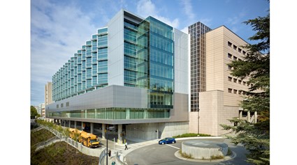 The University of Washington Medical Center wanted to construct a new tower to increase capacity for oncology and neonatal ICU patients, as well as provide leading-edge digital imaging technology. Skanska worked in a collaborative construction process with the owner, design team and design-assist trade partners to deliver the project, resulting in a 10-week schedule and $3.5 million budget savings. 